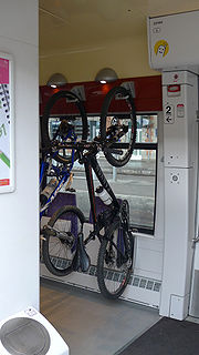 Pour de déplacement le vélo est un bon moyen complémentaire du transport ferroviaire. Il est parfois possible de transporter gratuitement son vélo dans le train, de louer des vélos dans les environs des gares.
