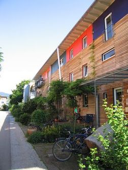 Le quartier Vauban est un écoquartier de la ville de Fribourg-en-Brisgau, en Allemagne. La marche à pied et le vélo sont les principaux modes de déplacement. Aussi, les maisons de Vauban sont passives, ce qui signifie qu’elles sont si bien conçues pour économiser l’énergie qu’elles n’ont pas du tout besoin de système de chauffage. Sans voiture dans les rues, Vauban est un paradis pour les enfants.
