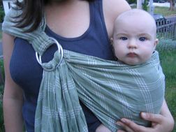 Depuis l'origine de l'humanité, le porte-bébé est un instrument de survie des petits enfants.